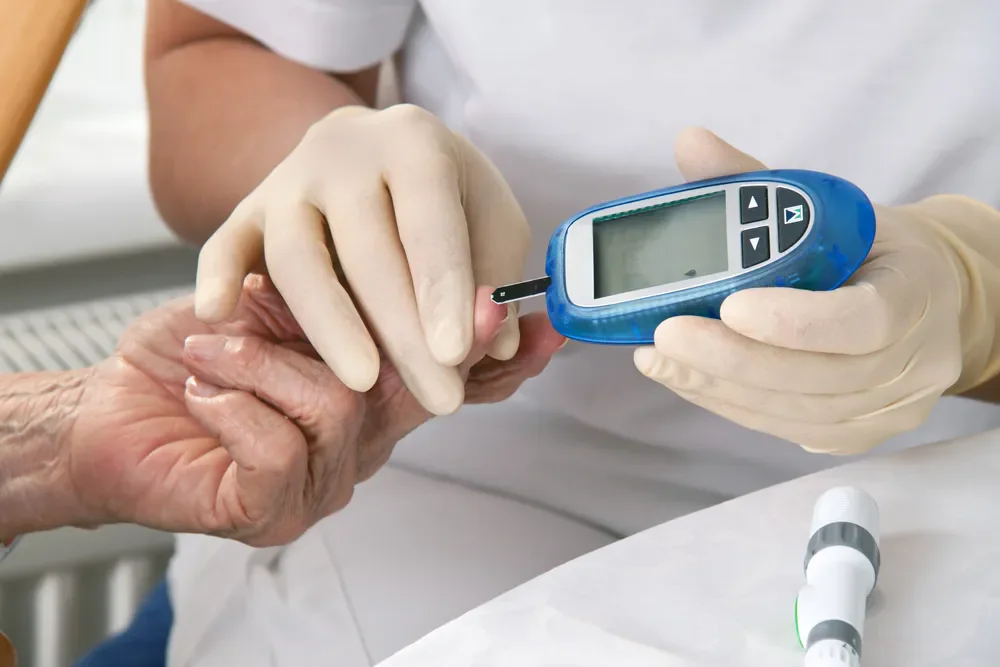 Profissional realizando teste de glicemia em paciente